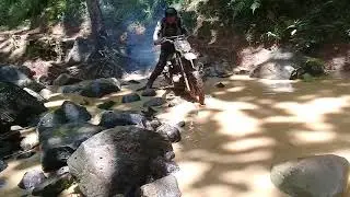 Jalur exterme tralil adventur jalur alami bebatuan