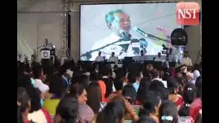 Deputy Prime Minister Tan Sri Muhyiddin Yassin meets with teachers and students from Tamil schools