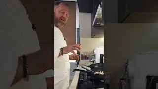 При приготовлении грибного супа когда лучше солить грибы? 🤔 Шеф отвечает в видео 🤩