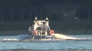 Streifenboot Wasserschutzpolizei Bonn r&uuml;ckt zu treibenden Kleinboot auf Rhein aus am 17.04.22
