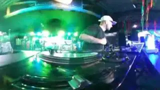 Dj Gabiru discotecando no anivers&aacute;rio de 3 anos da festa Zazueira