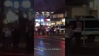 Menschen mit Schildern Schilder von Arnulf Knieriem K&uuml;nstler und Designer