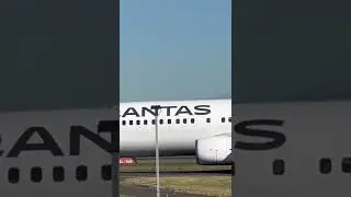Qantas 737 at Sydney