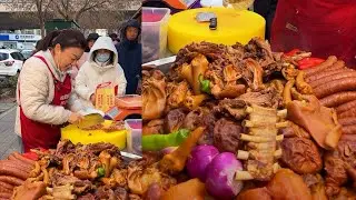 Cutting braised meat, selling on the street.