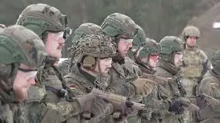 Американские снайперы и немецкие курсанты проверяют свою меткость в Графенвёре! 🇺🇸🇩🇪
