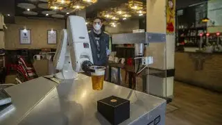 Bier-Roboter in der Kneipe sorgt f&uuml;r Ausschank mit Abstand