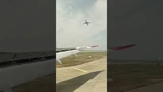 Full record of the plane landing in Shanghai#travel #sky #airport #airplane #landing