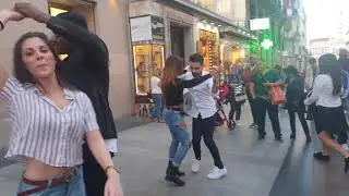 ofrezco bailar salsa cubana y el público espontáneo se unen l Madrid timbera llevando alegría