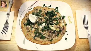 Jajka Sadzone na Placku Ziemniaczanym w Sosie Pieczarkowym.