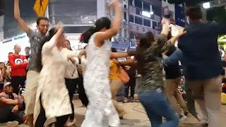 🔴 Satu Bas pelancong dari India turun Menari lagu Hindustan di Bkt Bintang.. Ala2 Bollywood..