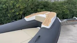 Gommone luxrib22 di Aqvaboats Tubolari in neoprene Orca 866 e rivestimento in Flexiteek
