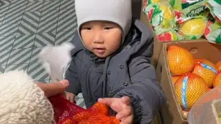 Радик помогает маме выбрать продукты в магазине