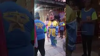 Louvado o altar 