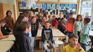 800 Jahre P&ouml;ttsching: Schauen Sie, wie begeistert die Kinder als Gl&uuml;cksengerl die Preise ziehen!