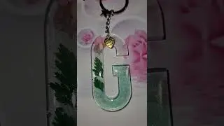 Garden Fusion Resin Letter Keychain #resin #diy #epoxyideas #epoxyresin #resinart #resincrafts