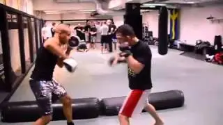 Akira Corassani entrenando con las manoplas Kenka Mini Mitts