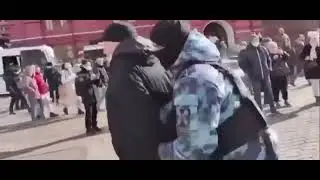Fearless man sings the Ukrainian national anthem near the Red Square in Moscow