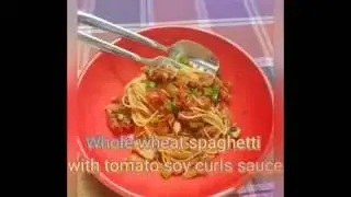 Whole wheat pasta with soy curls tomato sauce