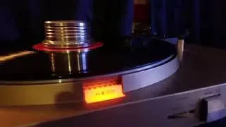 Clean your records the fast way with Marantz record player