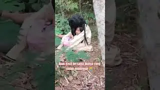 Anak kecil di temani hantu ibunya yang sudah meninggal ...!