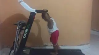 Anak usia 3,5 tahun lancar olahraga TREADMILL