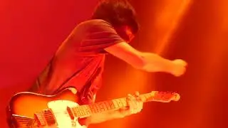 Jonny Greenwood - Broken Guitar String in a Radiohead show!