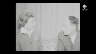 En 1957, Edwige Feuill&egrave;re interview&eacute;e par Ren&eacute; L&eacute;vesque lors d'une tourn&eacute;e au Qu&eacute;bec