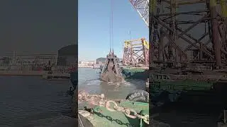 Grab dredger at work