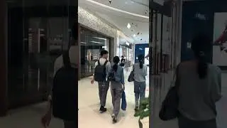 Автомобиль для шопинга ездит по торговому центру