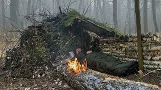 Укрытие у упавшего дерева с костром. Выживание в одиночку в условиях бушкрафта.