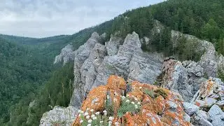 Скала Архей в Большом Голоустном Сухое озеро Мужской камень