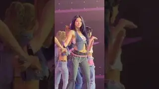 The way she sings is amazing 🖤 yunjin 'Crazy ' Fancam in Goldenwave in Tokyo  #lesserafim #trending