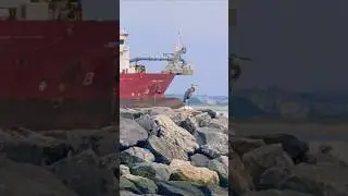 SHIPPING INDUSTRY ON THE ROCKS🌊🌊 🔱#fast #waves #RED #SHIP #naval #navy #usa #wow #oiltanker #epic