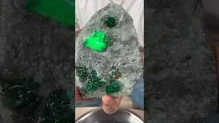 Чистка образца изумруда, Сват, Пакистан #prettylittlegem #gems #emerald #valentinesgift #shorts