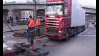 Lastbil sidder fast under en bro i Skovgade i Vejle