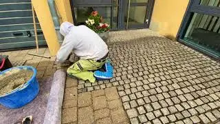 Granitsteine auf Betonbett verlegen, Granitsteine verfugen und mit Schwammbrett abziehen