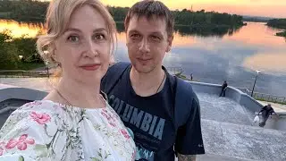 Гуляем на набережной в Красноярске с Мопсом-Тошей.)