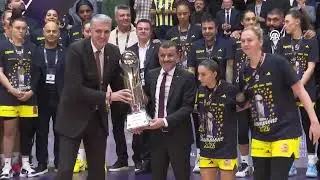 Şampiyon Fenerbah&ccedil;e Opet kupasını aldı
