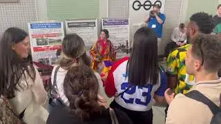 外国人YOUに初めての三線！by鉄道博物館