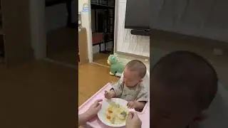 Ketika bayi mukbang nasi sop ikan, gigi sedikit sudah makan nasi, seru sekali #mpasi #nasi #sopikan