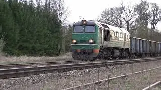Zielony ST44-788 wjeżdża na stację