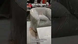 Sofa minimalis dengan warna abu-abu kombinasi dengan warna gold yang menambah kesan mewah
