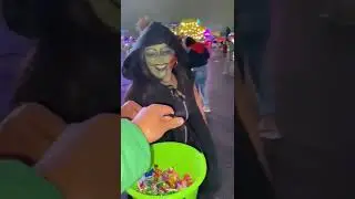 Dando dulces a monstruos