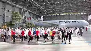 JALの羽田格納庫で300名が踊った「ニコニコ踊ってみたフェス」。JALの岡本さんも参加 - トラベル Watch