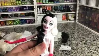 Hasbro: Disney Villains Cruella De Vil Doll Unboxing, review, and Customization