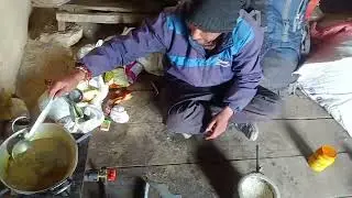 This kind of weather in Bedni Bugyal and along with it the goat is being ground into salt 🦙🦙