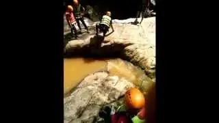 Vượt khe suối - TOUR CHINH PHỤC TH&Aacute;C HANG CỌP MEMO TRAVEL