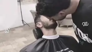 حلاق عراقي مثلي يبوس الزبائن من الفم Iraqi Gay barber kisses his costumers in public ملك جمال سوريا