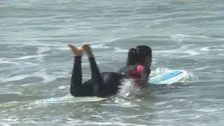 Surfeuses &agrave; Rabat: petites vagues et grands pr&eacute;jug&eacute;s