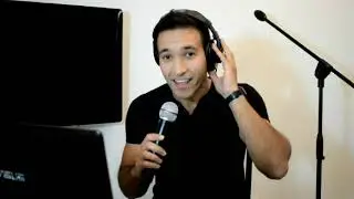 Locutor Grabando Publicidad AXEL